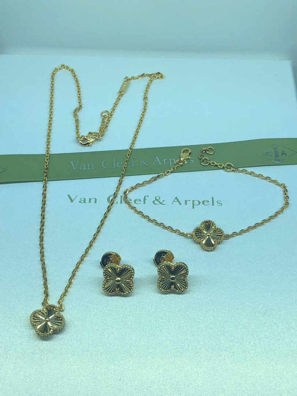 Guilloche Vintage Alhambra Pendant Necklace With Bracelet